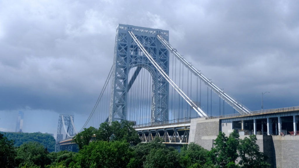 Teen car theft suspect fleeing NYPD falls to death on George Washington Bridge - Yahoo! Voices