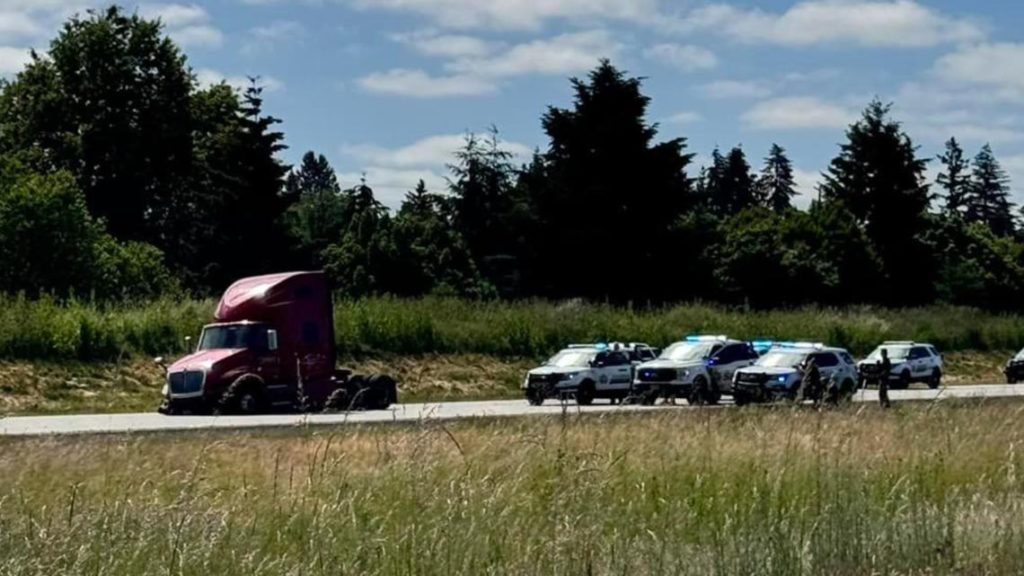 Suspect in stolen semi tractor rams into deputy vehicles, leads police on chase from Portland into Vancouver - KGW.com