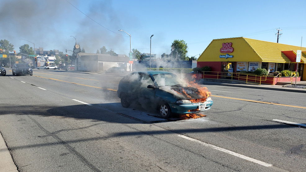 Redding fire crews rush to put out car fire by Wienerschnitzel - KRCR