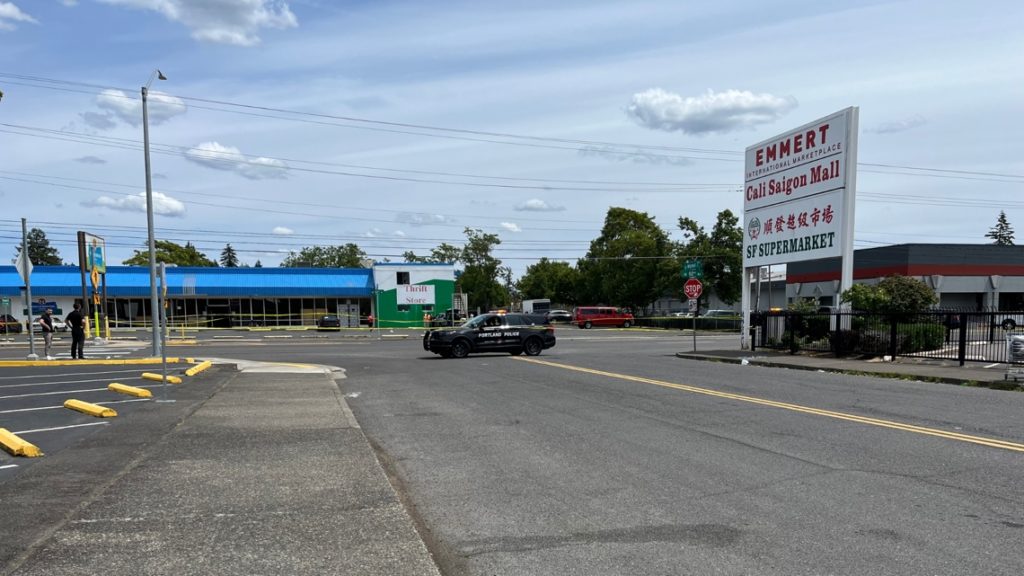 1 dead after motorcycle crash on Southeast 82nd Avenue - KGW.com