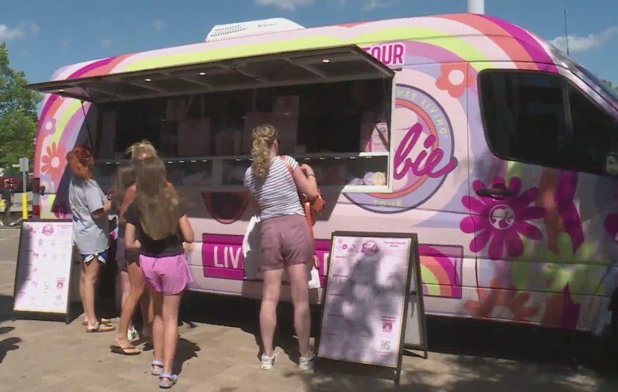 Iconic Barbie Dreamhouse truck makes stop in west St. Louis County - Yahoo Life