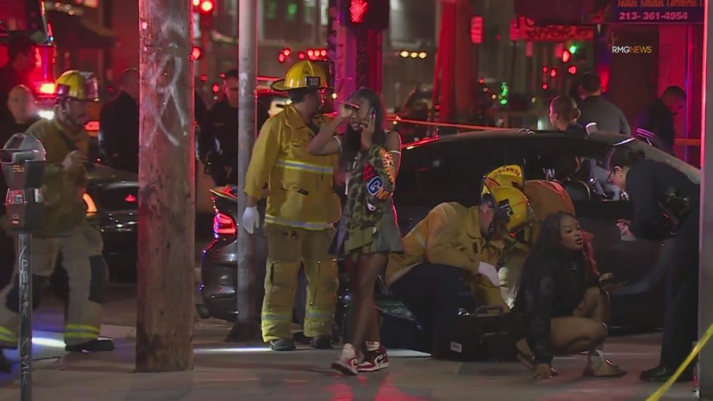 Suspect pops out from sunroof in car-to-car shooting; 1 dead, 2 injured - KTLA Los Angeles