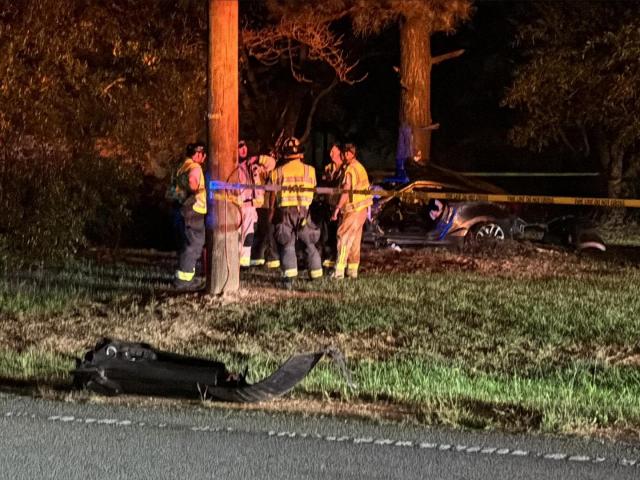 Car crashes into tree, driver killed in Apex - WRAL News