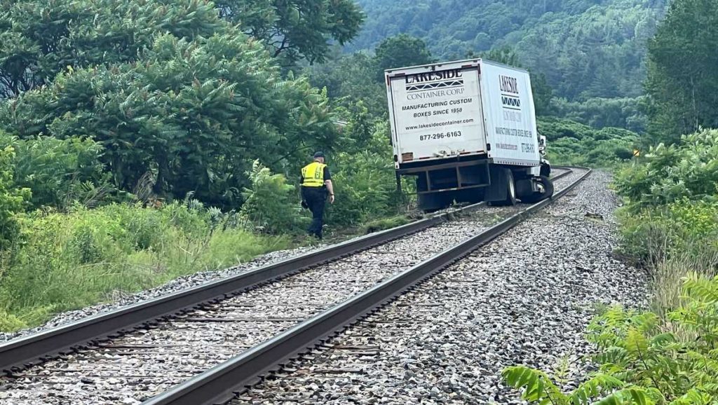 Box truck hits disabled vehicle, winds up on railroad tracks off I-89, DMV says - WPTZ