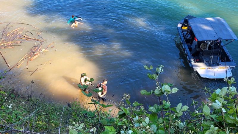 Car submerged in 6 feet of water after crashing into Foster Lake, driver not found - KOIN.com