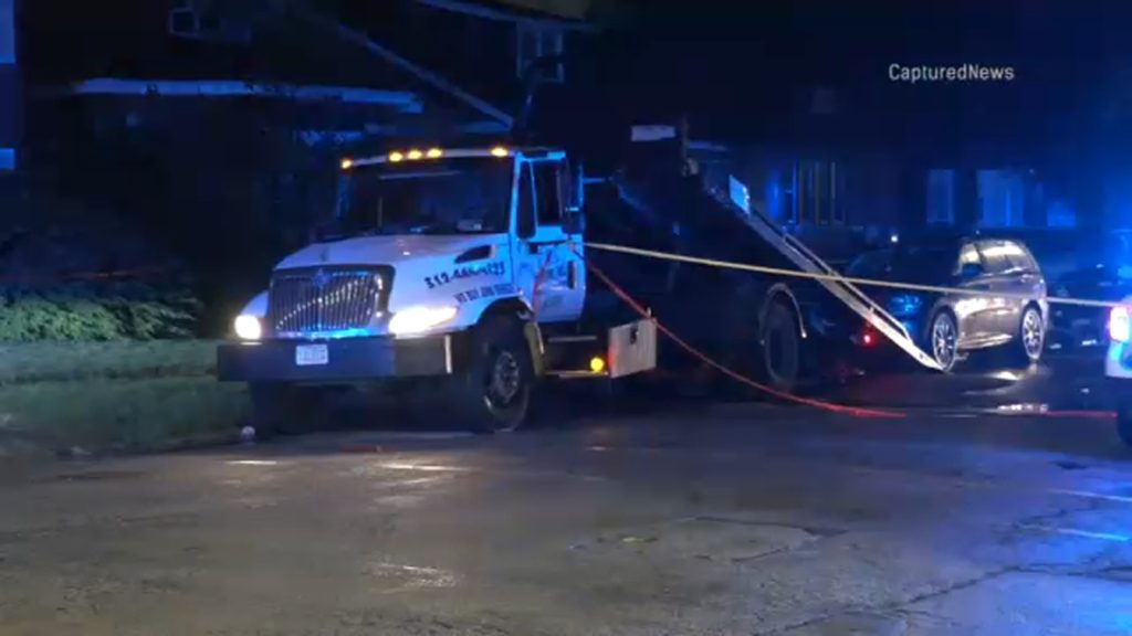 Tow truck driver among 2 killed in Far South Side shootout, Chicago police say - WLS-TV