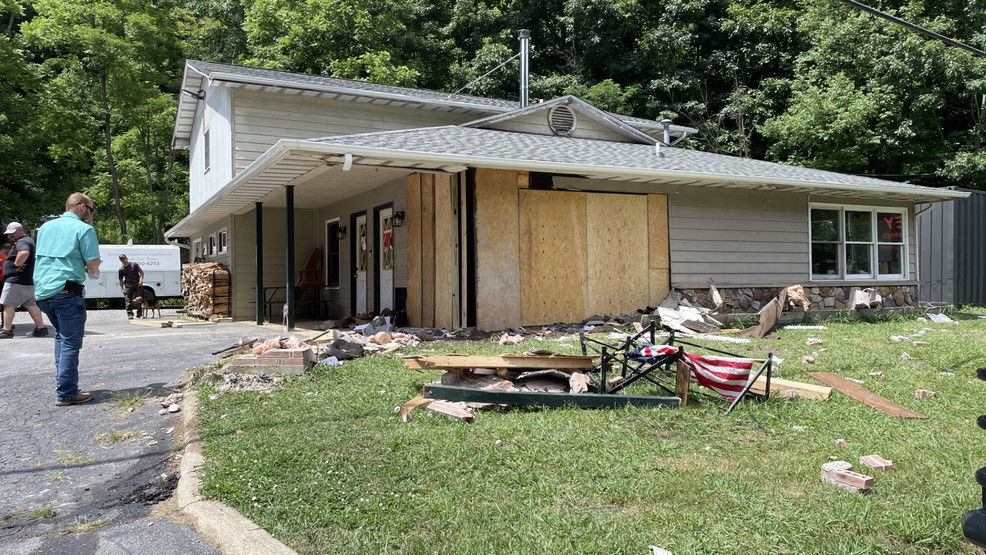 1 injured, hospitalized after truck crashes into building in Waynesville - WLOS