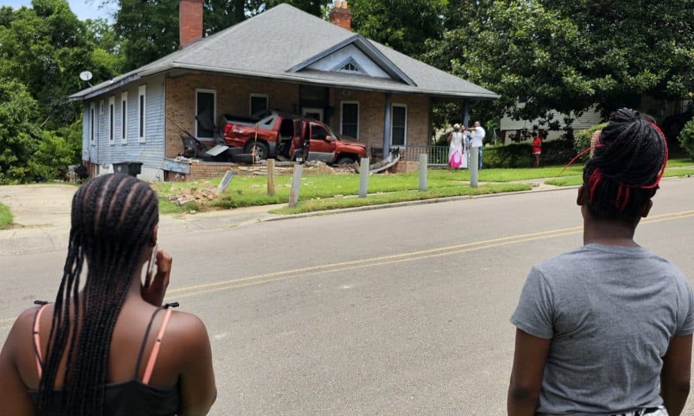 Vehicle crashes into house on Maulding - Vicksburg Daily News