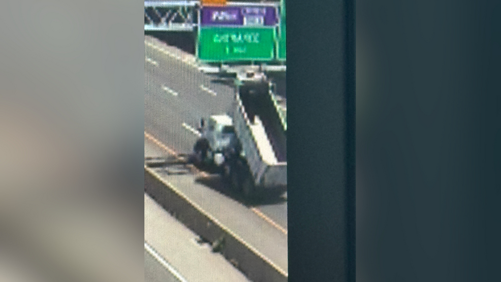 Lifted dump truck bed damages I-95 northbound sign, causes extended backup during repairs - WJLA