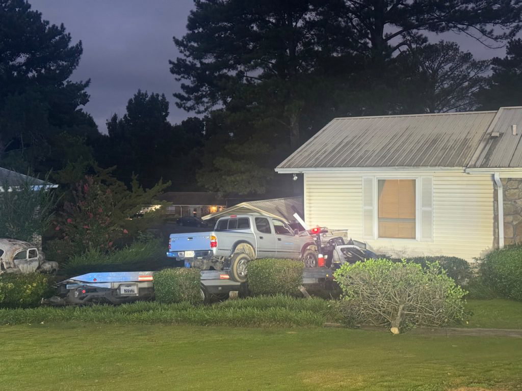 Tow truck crashes into Hueytown home; driver killed - AL.com