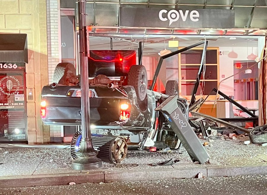 Truck slams into office building near Dupont Circle, no reported injuries - Yahoo! Voices