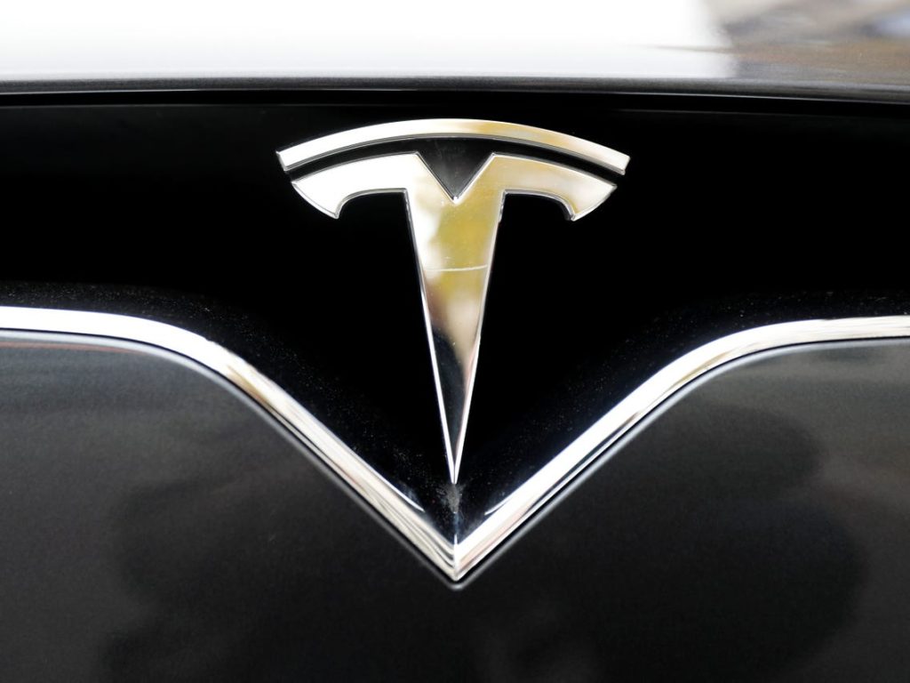 Driver says Tesla malfunctioned, accelerated after head-on collision - Business Insider