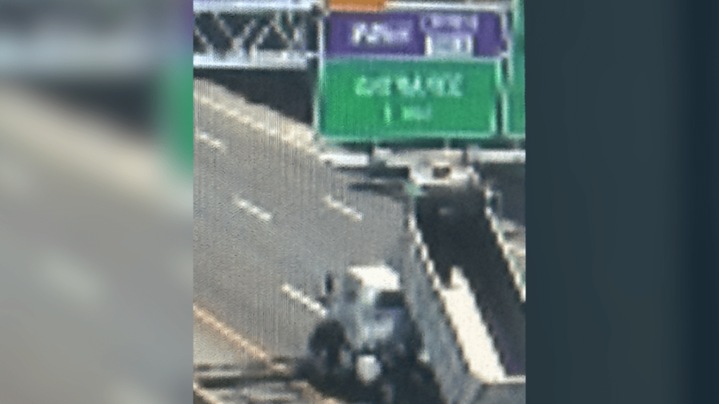 Police looking for dump truck that struck I-95 overhead sign in Fairfax County, drove off - NBC Washington