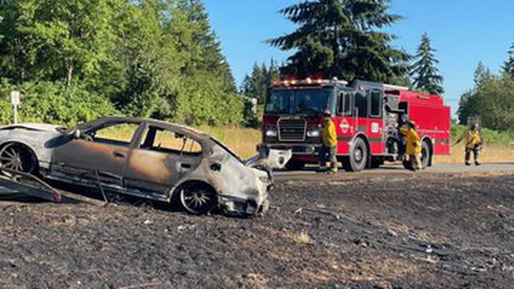 Car fire on northbound I-5 in Federal Way triggers brush fire - KIRO Seattle