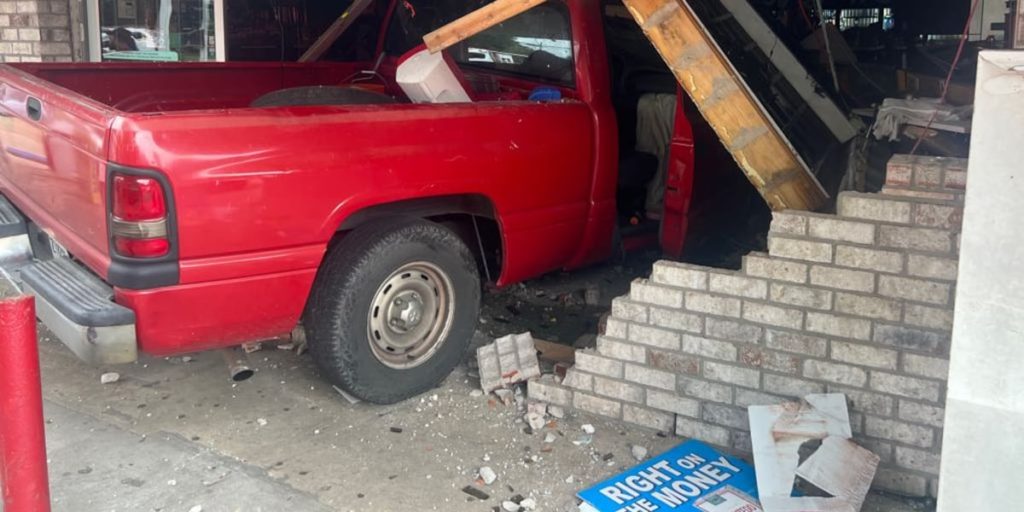 LSP: Truck crashes into convenience store; 2 injured - WAFB