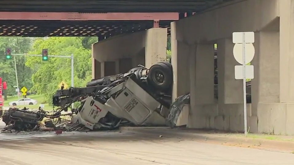 Semi truck driver killed in rollover crash on I-80; Kedzie Avenue closed in Hazel Crest - FOX 32 Chicago