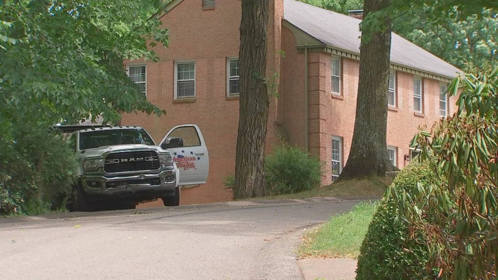 Tow truck driver dragged over Fox Chapel embankment by car that broke free from truck, police say - WPXI Pittsburgh