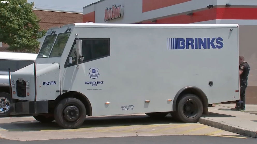 Video Hundreds of thousands of dollars stolen from Brinks armored truck in Pennsylvania - ABC News